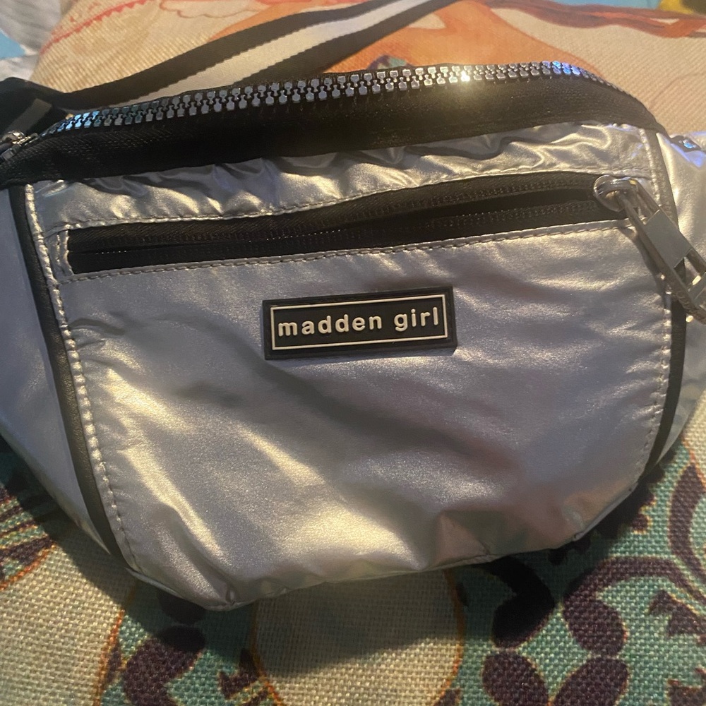 Silver Madden Girl .. 
Fanny pack. 2  zippers uexpandable strap ⛱️